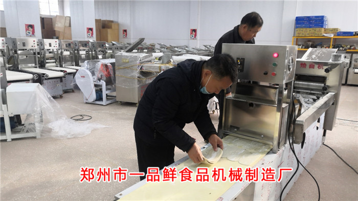 改行做面食批發(fā)的客戶選擇一品鮮燴面機(圖2) 改行做面食批發(fā)的客戶選擇一品鮮燴面機(圖2)