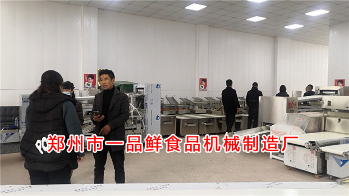 郟縣老客戶(hù)對(duì)一品鮮第六代自循環(huán)揉壓機(jī)非常滿(mǎn)意(圖3) 郟縣老客戶(hù)對(duì)一品鮮第六代自循環(huán)揉壓機(jī)非常滿(mǎn)意(圖3)