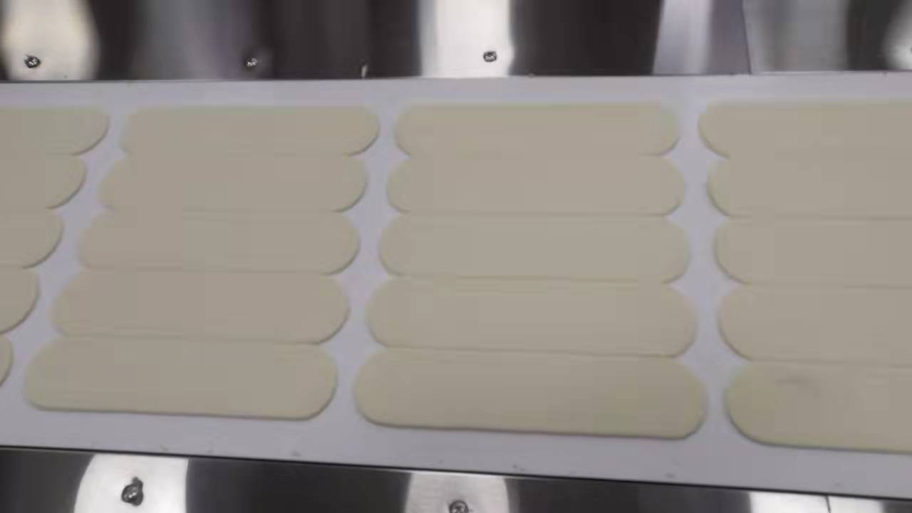 機(jī)器生產(chǎn)的燴面片 燴面機(jī)生產(chǎn)的燴面片