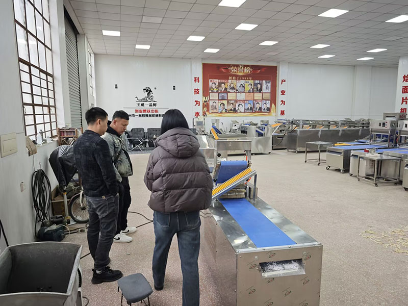 蘭州小伙創(chuàng)業(yè)做扯面拉條子批發(fā)(圖1) 多功能扯面拉條子機