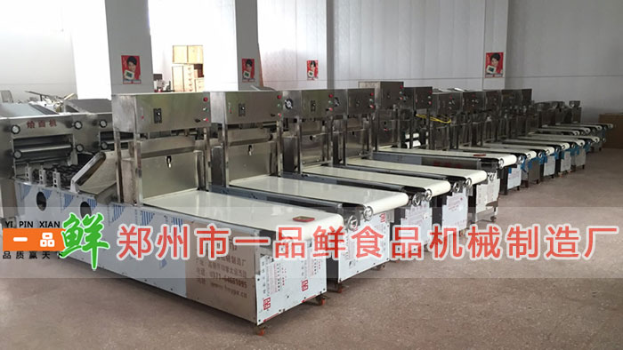 型燴面機(jī)HMJ-7(500型)(圖3) 倉(cāng)庫中的HMJ-7型(500型)燴面機(jī)