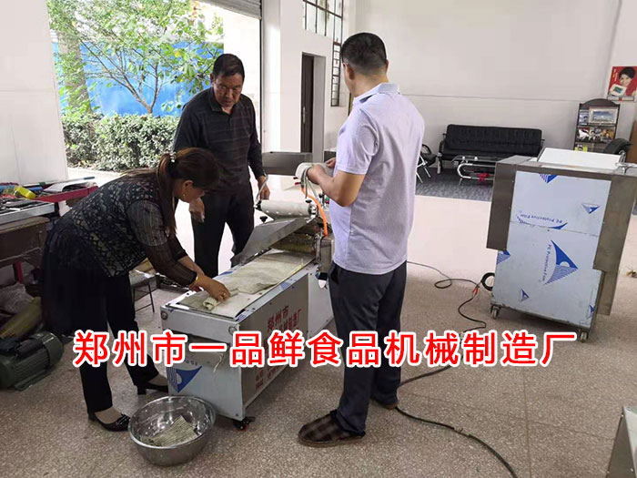 師傅現(xiàn)場(chǎng)調(diào)試機(jī)器 師傅現(xiàn)場(chǎng)調(diào)試機(jī)器