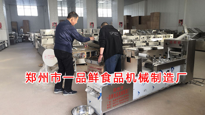 師傅演示機(jī)器操作 師傅演示機(jī)器操作