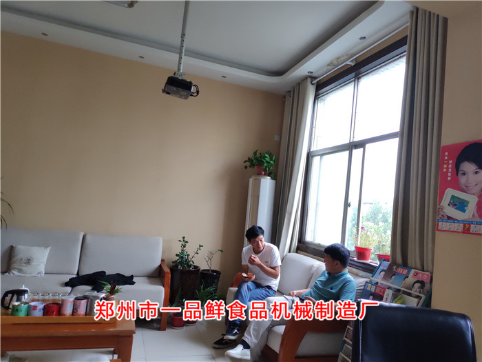 王總與客戶(hù)洽談 王總與客戶(hù)洽談