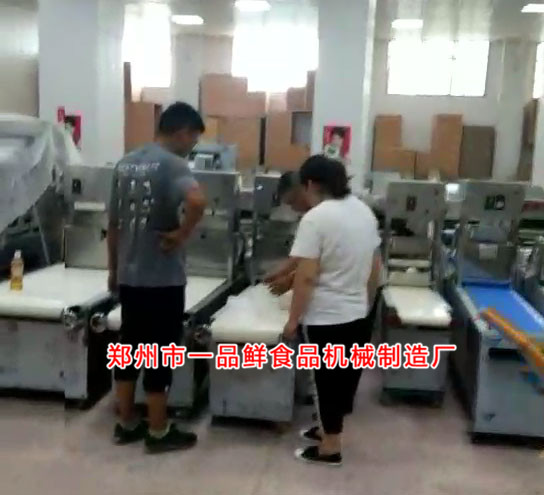 燴面機(jī)調(diào)試中 燴面機(jī)調(diào)試中