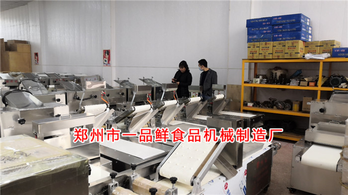 蘭州客戶(hù)考察多功能拉面機(jī) 蘭州客戶(hù)考察多功能拉面機(jī)