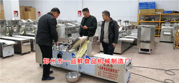 燴面機(jī)調(diào)試中 燴面機(jī)調(diào)試中