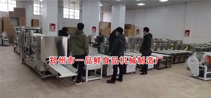 客戶考察自循環(huán)揉壓機(jī)和大型燴面機(jī) 客戶考察自循環(huán)揉壓機(jī)和大型燴面機(jī)