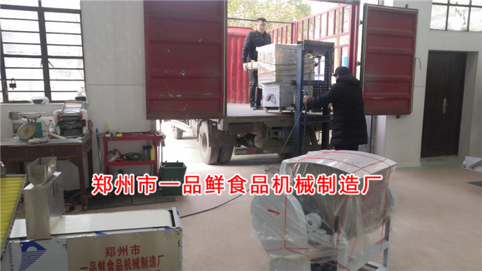 客戶訂購(gòu)的燴面機(jī)設(shè)備開(kāi)始裝車(chē) 客戶訂購(gòu)的燴面機(jī)設(shè)備開(kāi)始裝車(chē)