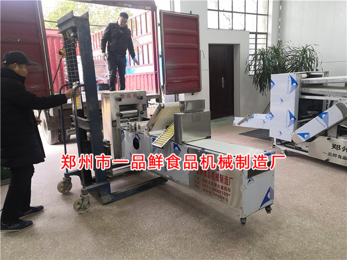 多功能燴面機(jī)開(kāi)始裝車(chē) 多功能燴面機(jī)開(kāi)始裝車(chē)