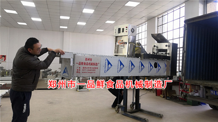 客戶開車前來拉走燴面機(jī) 客戶開車前來拉走燴面機(jī)