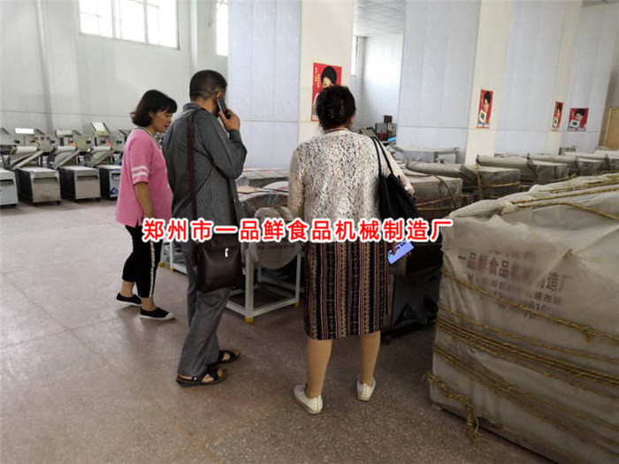 客戶考察拉條子機(jī) 客戶考察拉條子機(jī)