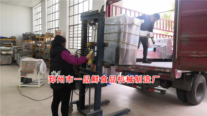 客戶(hù)的揉壓機(jī)裝車(chē)中