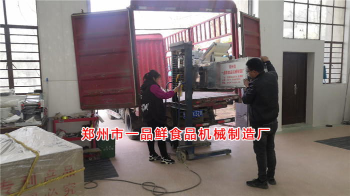 長(zhǎng)治客戶(hù)訂購(gòu)燴面機(jī)裝車(chē)發(fā)貨