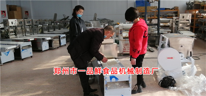 客戶親手操作燴面機 客戶親手操作燴面機