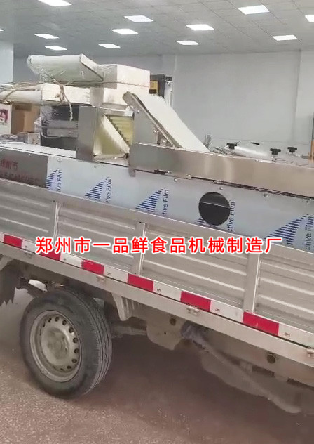 全套燴面機(jī)設(shè)備裝車完畢 全套燴面機(jī)設(shè)備裝車完畢