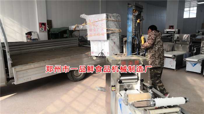 燴面機(jī)配套設(shè)備裝車(chē) 燴面機(jī)配套設(shè)備裝車(chē)