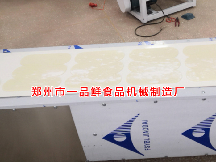 按客戶(hù)要求調(diào)試設(shè)備生產(chǎn)出的燴面片 按客戶(hù)要求調(diào)試設(shè)備生產(chǎn)出的燴面片