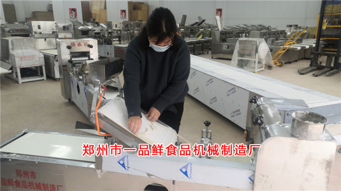 客服認真調(diào)試客戶訂購燴面機 客服認真調(diào)試客戶訂購燴面機