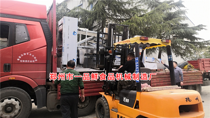 自循環(huán)揉壓機(jī)裝車中 自循環(huán)揉壓機(jī)裝車中