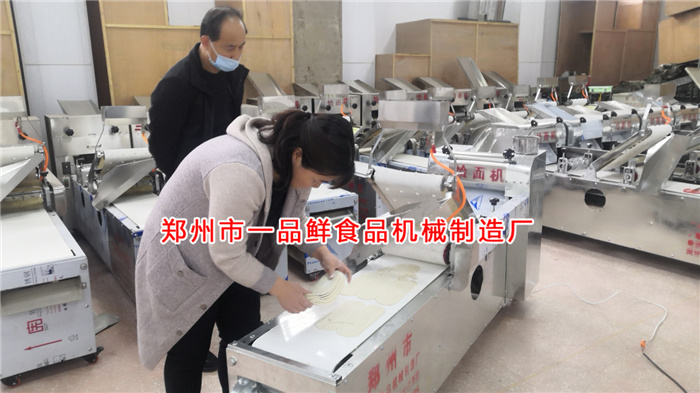 另一客戶參觀燴面機(jī)調(diào)試 另一客戶參觀燴面機(jī)調(diào)試