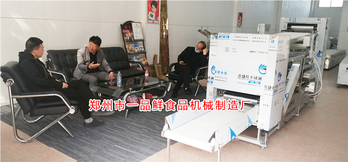 寶雞客戶考察多功能成型機并與王總洽談 寶雞客戶考察多功能成型機并與王總洽談