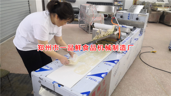 工作人員對(duì)客戶訂購設(shè)備進(jìn)行調(diào)試生產(chǎn) 工作人員對(duì)客戶訂購設(shè)備進(jìn)行調(diào)試生產(chǎn)