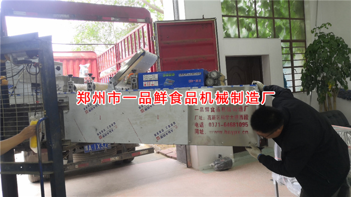 多功能成型機(jī)設(shè)備裝車中 多功能成型機(jī)設(shè)備裝車中