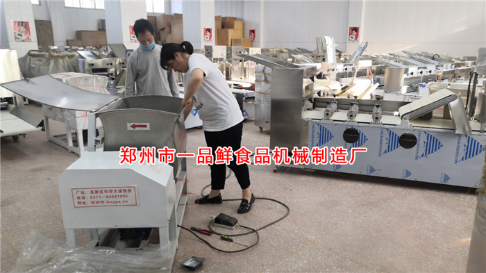 工作人員為客戶調(diào)試和面機 工作人員為客戶調(diào)試和面機