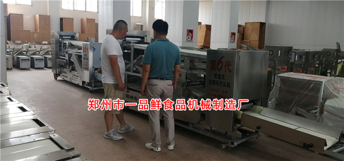 客戶考察大型自循環(huán)揉壓機 客戶考察大型自循環(huán)揉壓機