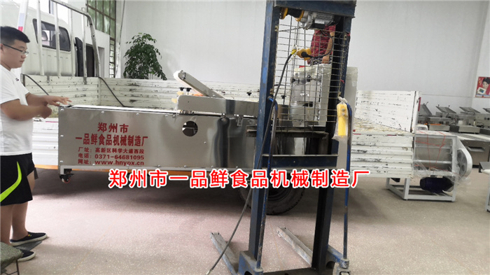 多功能扯面成型機裝車中 多功能扯面成型機裝車中