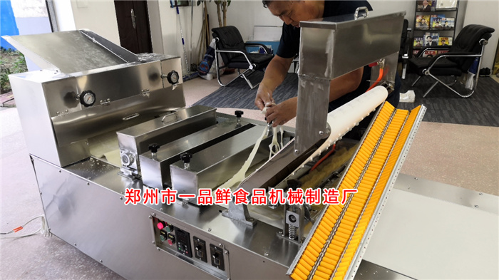 濰坊客戶的多功能燴面機調(diào)試中 濰坊客戶的多功能燴面機調(diào)試中